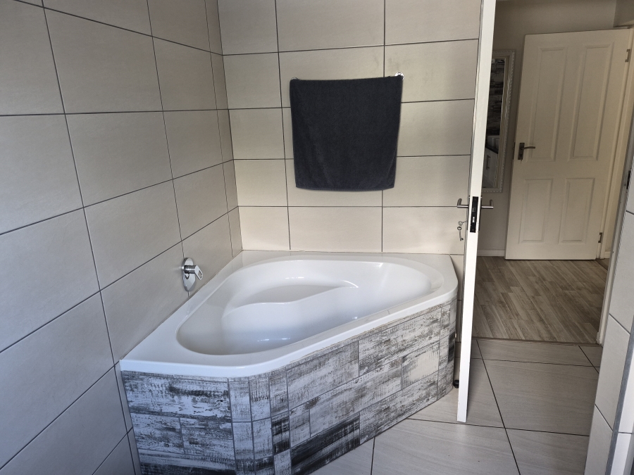 4 Bedroom Property for Sale in Pearl Bay Western Cape